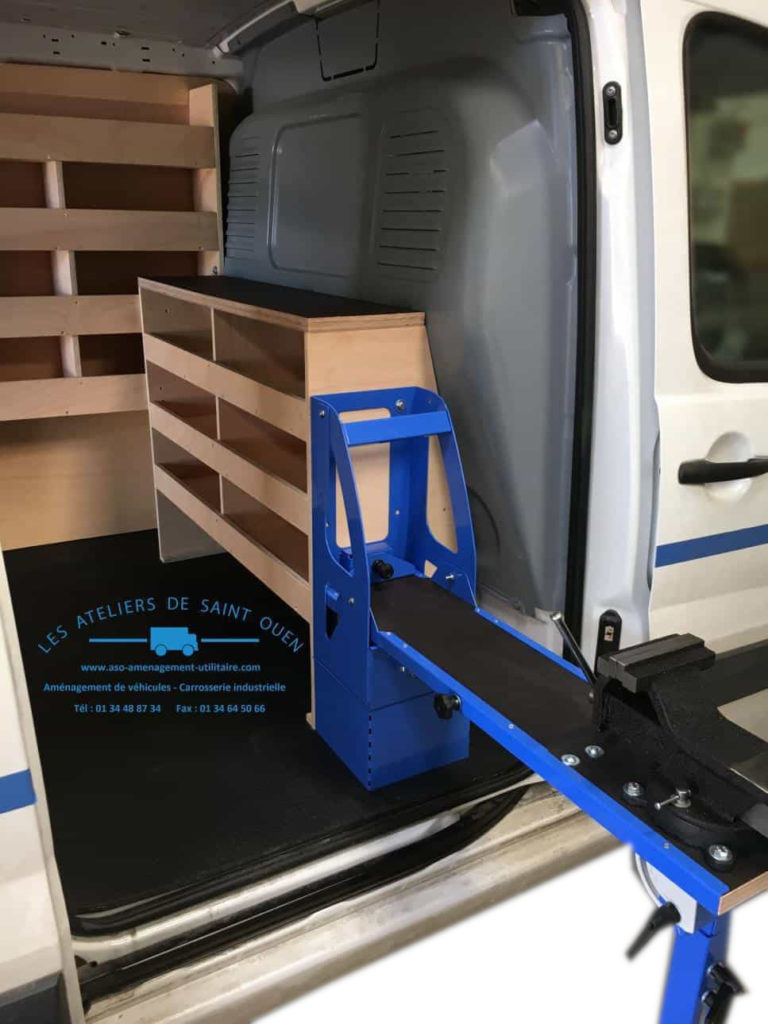 fourniture et pose dans votre utilitaire pour citroen Peugeot Renault Mercedes Volkswagen Man Nissan Fiat ford iveco toyota porte étau basculant avec habillage en bois et rail arrimage