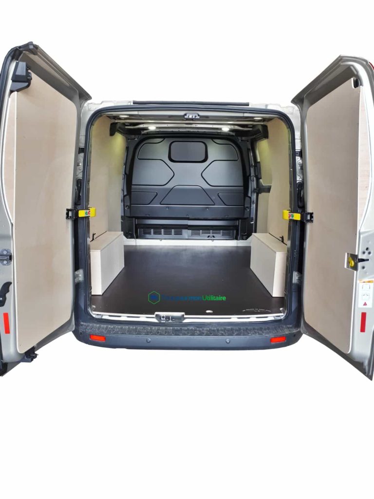 fourniture et pose dans votre utilitaire pour ford custom aménagement en bois pour proteger protection utilitaire avec plancher antidérapant avec porte arrière