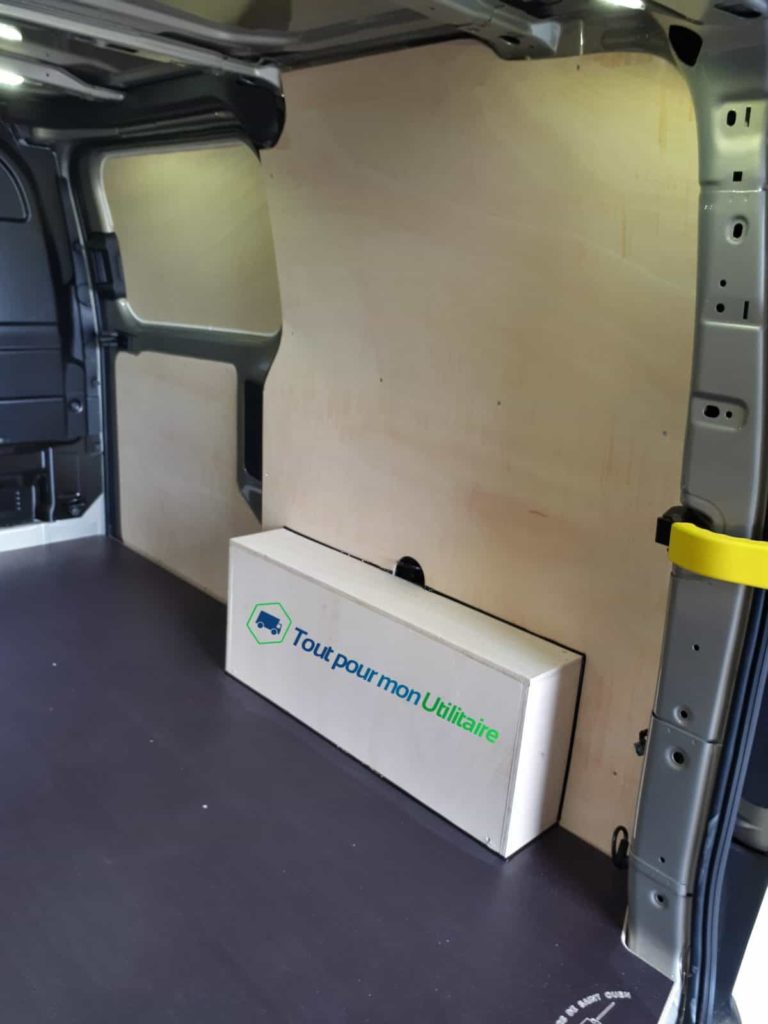 fourniture et pose dans votre utilitaire pour ford custom aménagement en bois pour proteger protection utilitaire avec plancher antidérapant