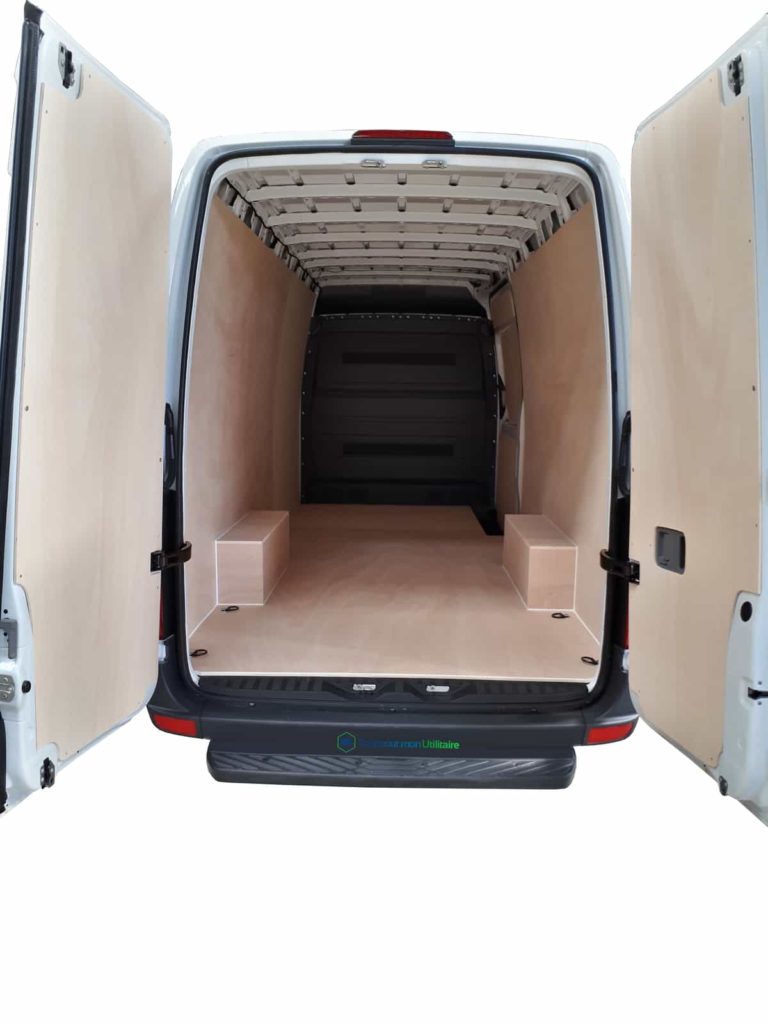 fourniture et pose dans votre utilitaire pour mercedes sprinter aménagement en bois pour proteger protection utilitaire avec plancher antidérapant avec porte arrière