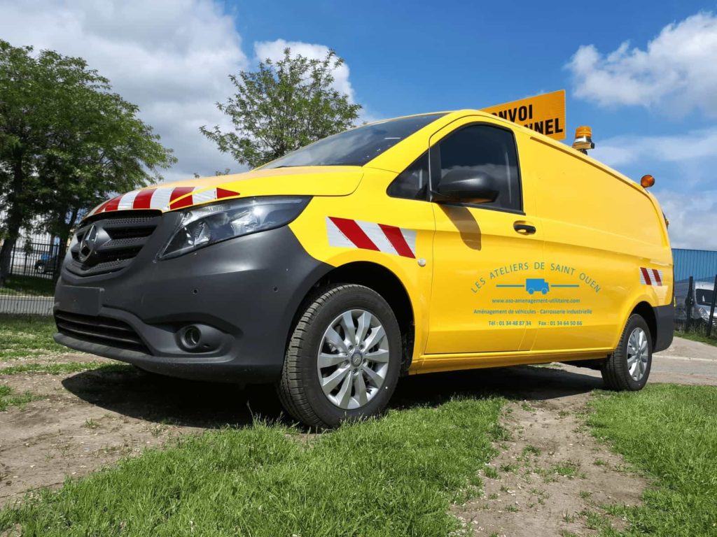 fourniture et pose dans votre utilitaire pour mercedes vito convoi exceptionnel avec habillage en bois contreplaqué plancher et passage de roue anti dérapant avec lit et étagère avec grille aération panneau convoi exceptionnel et gyrophare bande réfléchissante classe B