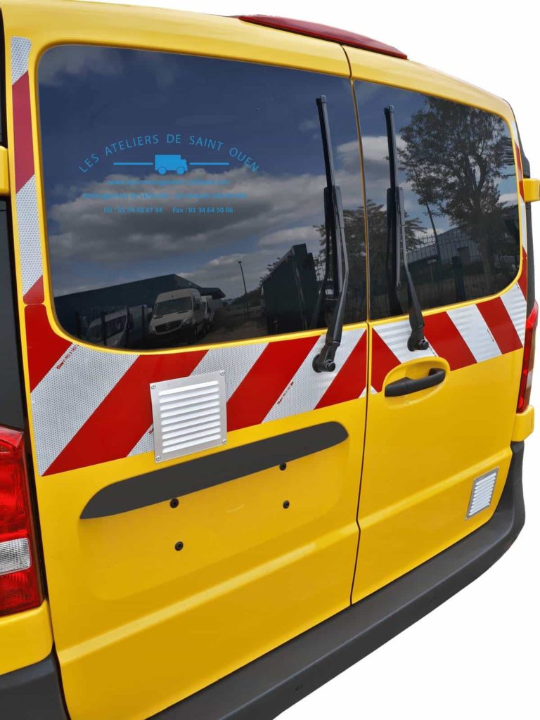 fourniture et pose dans votre utilitaire pour mercedes vito convoi exceptionnel avec grille aération panneau convoi exceptionnel et gyrophare bande réfléchissante classe B