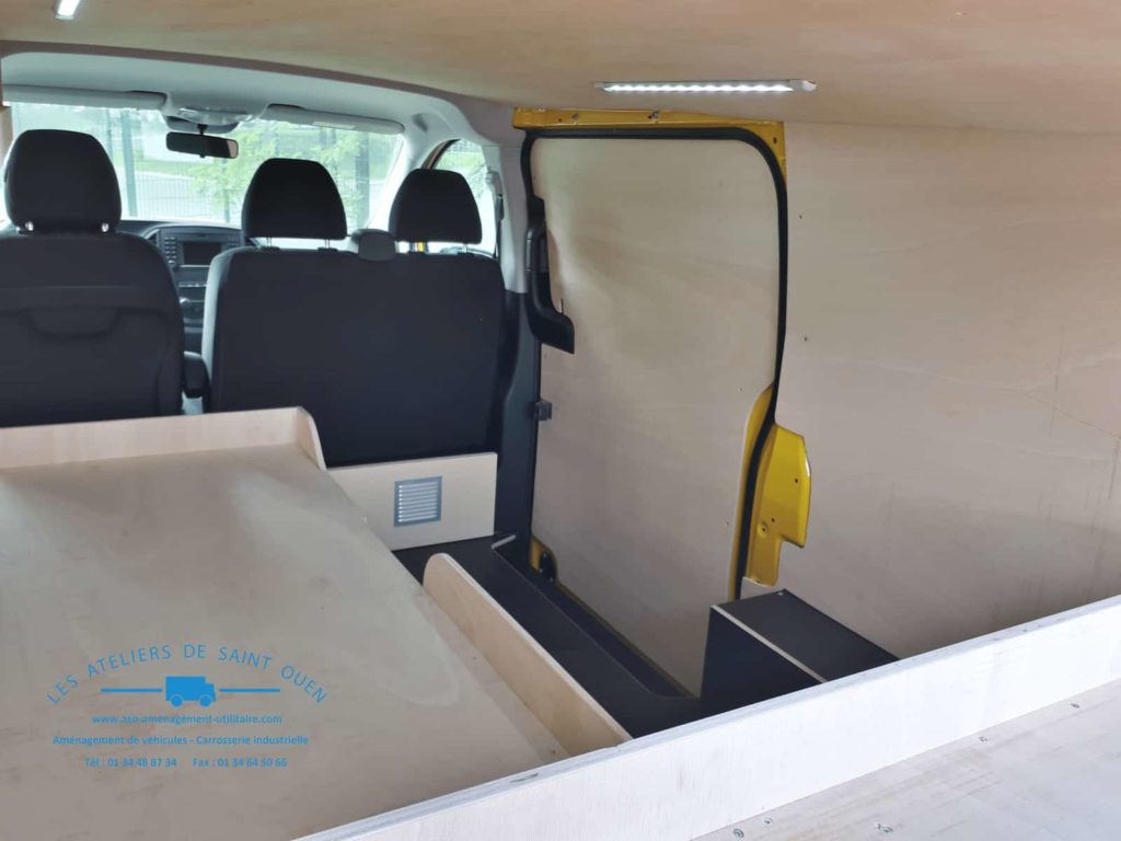fourniture et pose dans votre utilitaire pour mercedes vito convoi exceptionnel avec habillage en bois contreplaqué avec lit et étagère avec grille aération