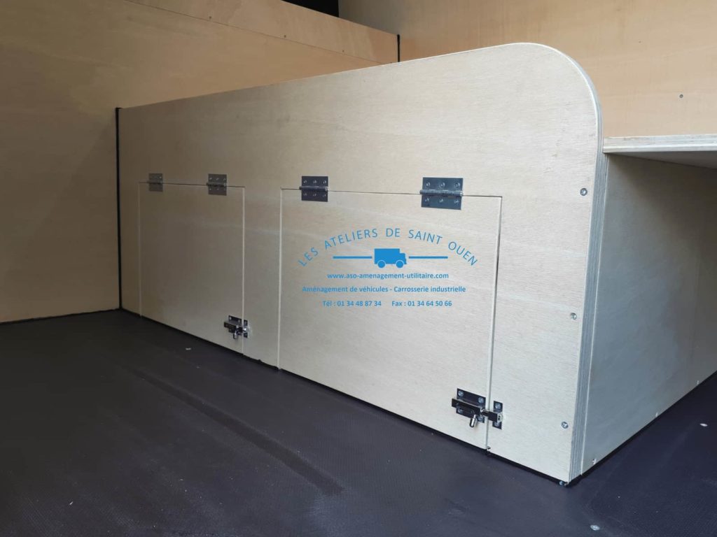 fourniture et pose dans votre utilitaire pour convoi exceptionnel avec habillage en bois contreplaqué plancher et passage de roue antidérapant avec lit et étagère