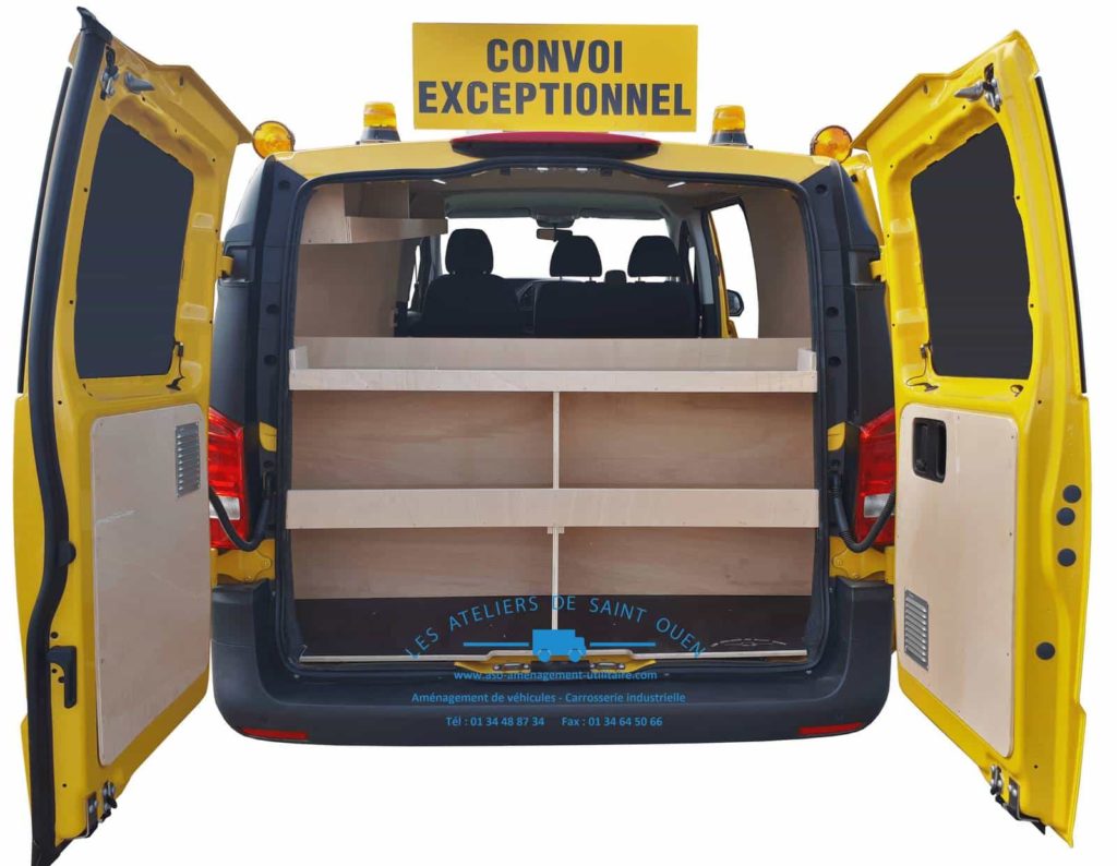 Fourniture et pose dans votre utilitaire pour mercedes vito convoi exceptionnel avec habillage en bois contreplaqué plancher et passage de roue antidérapant avec lit et étagère avec grille aération panneau convoi exceptionnel et gyrophare