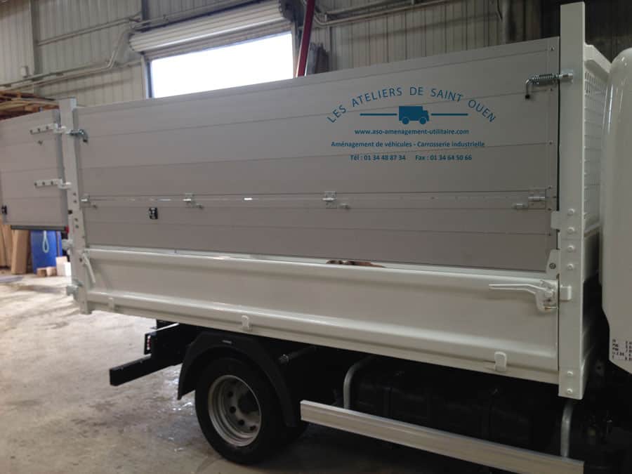 fourniture et pose dans votre utilitaire pour véhicule benne jpm sur fuso canter avec rehausse de ridelle et meuble 2 portes arrières