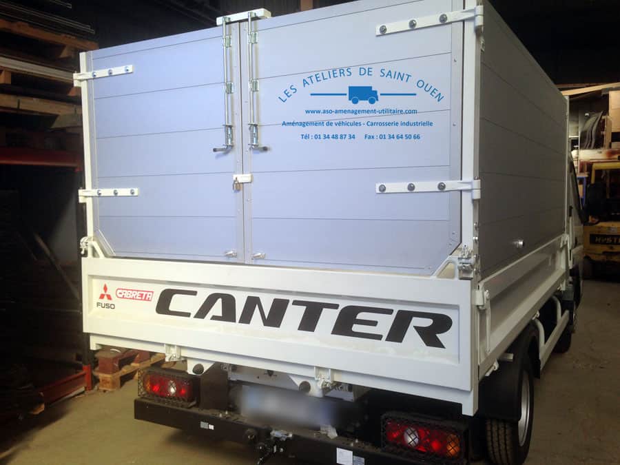 fourniture et pose dans votre utilitaire pour véhicule benne jpm sur fuso canter avec rehausse de ridelle et meuble 2 portes arrières