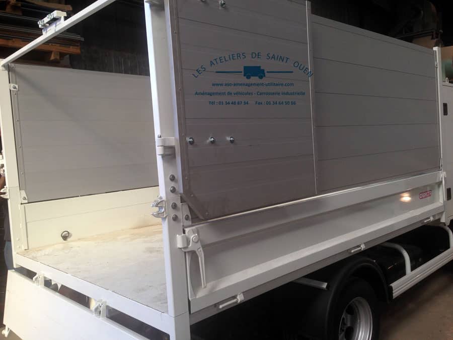 fourniture et pose dans votre utilitaire pour véhicule benne jpm sur fuso canter avec rehausse de ridelle et meuble 2 portes arrières
