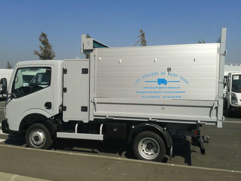 fourniture et pose dans votre utilitaire pour véhicule benne jpm sur fuso canter avec rehausse de ridelle et meuble 2 portes arrières