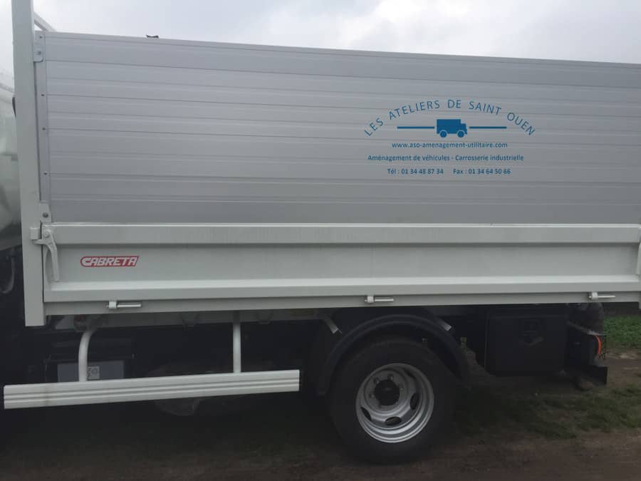 fourniture et pose dans votre utilitaire pour véhicule benne jpm sur fuso canter avec rehausse de ridelle et meuble 2 portes arrières