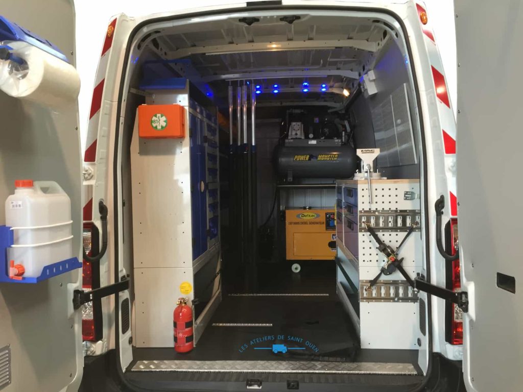 fourniture et pose dans votre utilitaire pour Renault master transformé en atelier mobile avec étagère en aluminium avec étau extincteur, kit hygiène compresseur et rail arrimage habillage en pvc