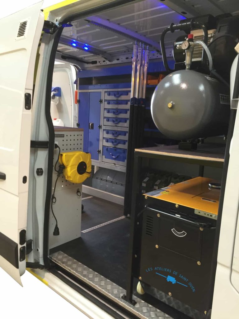 fourniture et pose dans votre utilitaire pour Renault master transformé en atelier mobile avec étagère en aluminium avec étau extincteur, kit hygiène compresseur et rail arrimage habillage en pvc