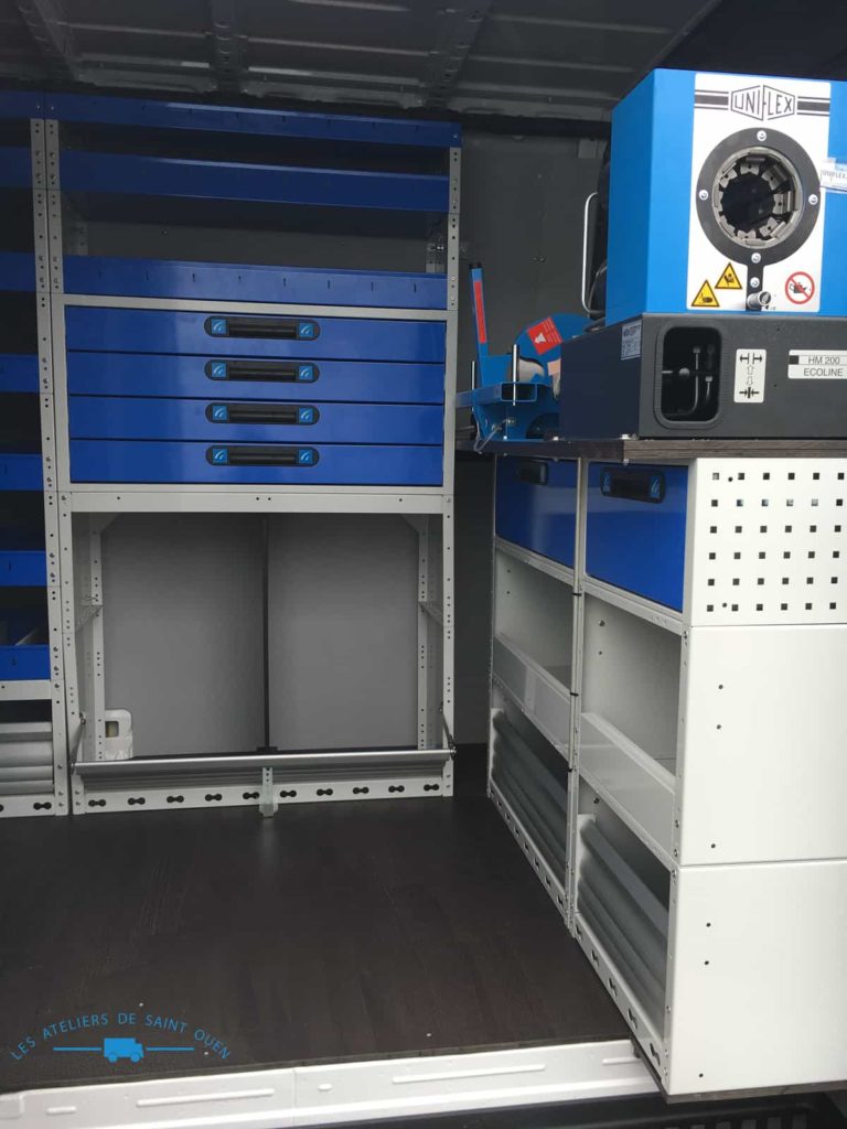 fourniture et pose dans votre utilitaire pour transformé en atelier mobile avec étagère en aluminium avec étau