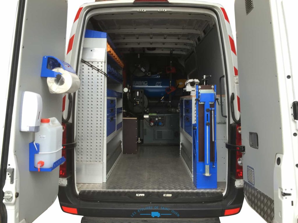 fourniture et pose dans votre utilitaire pour Renault master transformé en atelier mobile avec étagère en aluminium avec étau extincteur, kit hygiène compresseur et rail arrimage habillage en pvc