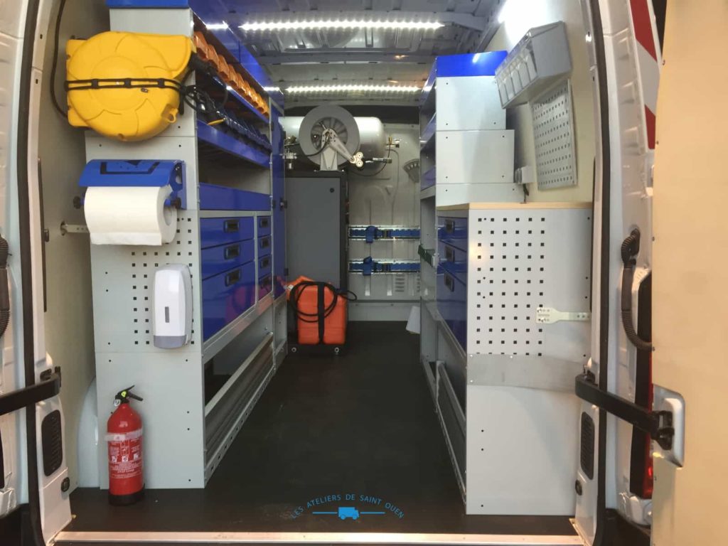fourniture et pose dans votre utilitaire pour Renault master transformé en atelier mobile avec étagère en aluminium avec étau extincteur, kit hygiène compresseur et rail arrimage habillage en bois