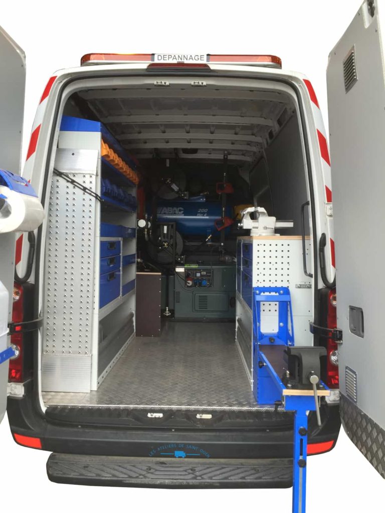 fourniture et pose dans votre utilitaire pour Renault master transformé en atelier mobile avec étagère en aluminium avec étau extincteur, kit hygiène compresseur et rail arrimage habillage en pvc