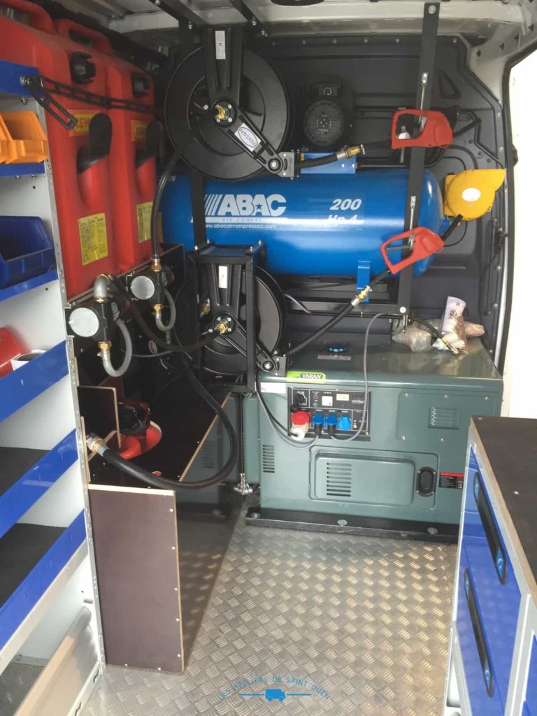 fourniture et pose dans votre utilitaire pour Renault master transformé en atelier mobile avec étagère en aluminium avec étau extincteur, kit hygiène compresseur et rail arrimage habillage en pvc