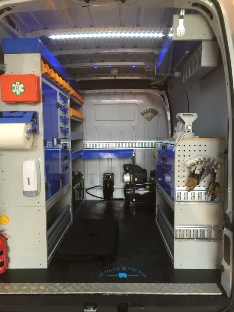 fourniture et pose dans votre utilitaire pour transformé en atelier mobile avec étagère en aluminium avec étau extincteur, kit hygiène compresseur et rail arrimage habillage en avec rail arrimage universel