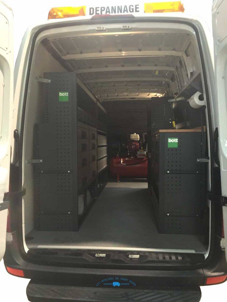 fourniture et pose dans votre utilitaire pour transformé en atelier mobile avec étagère en aluminium avec étau plancher en bois