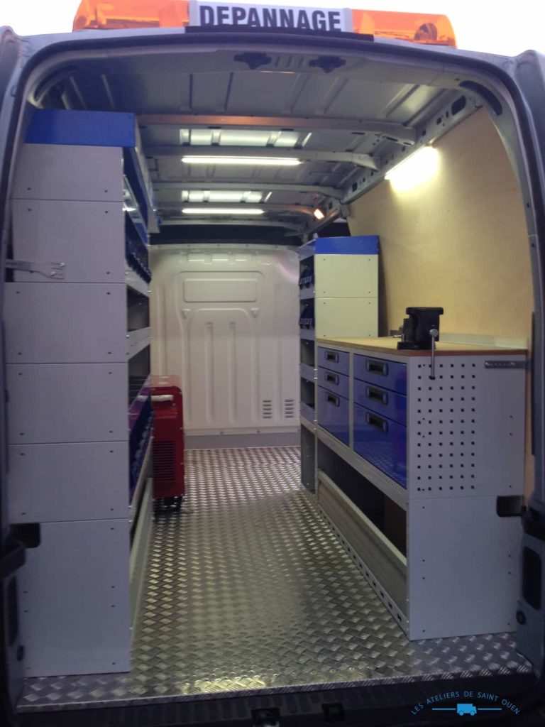 fourniture et pose dans votre utilitaire pour transformé en atelier mobile avec étagère en aluminium avec étau plancher en bois gyrophare dépannage