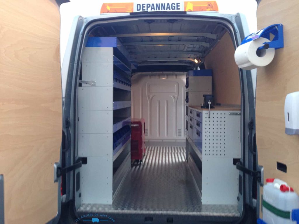 fourniture et pose dans votre utilitaire pour transformé en atelier mobile avec étagère en aluminium avec étau plancher en bois gyrophare dépannage kit hygiene
