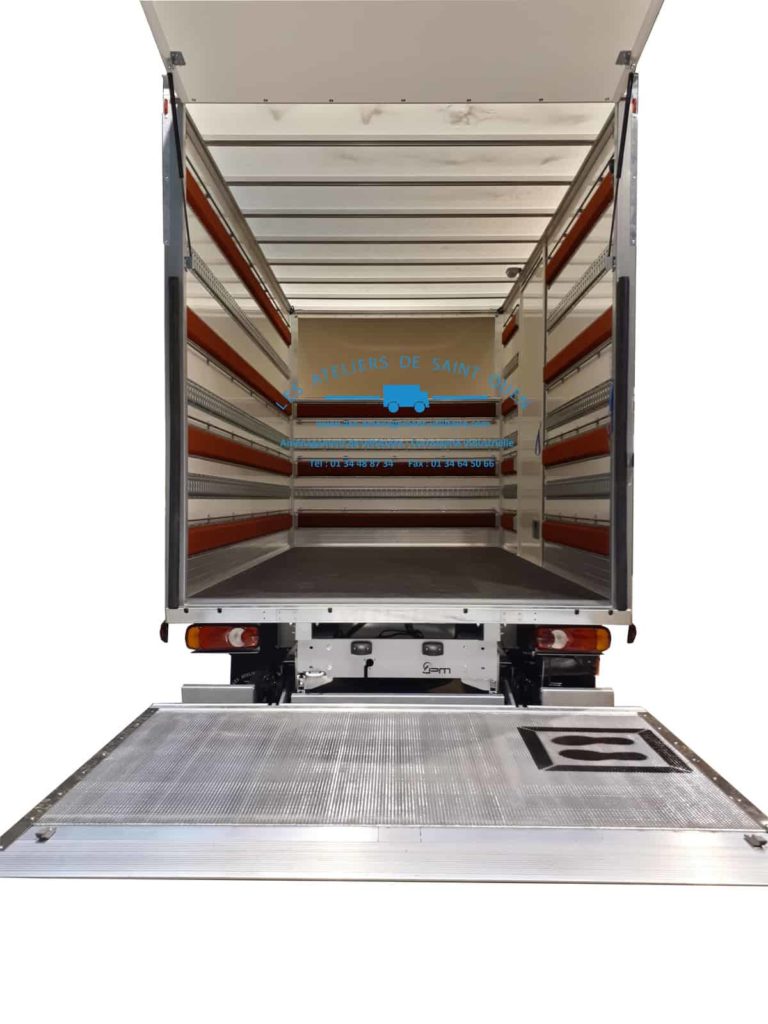 fourniture et pose dans votre utilitaire pour renault master avec caisse 20m3 avec hayon élévaeur et rail universel