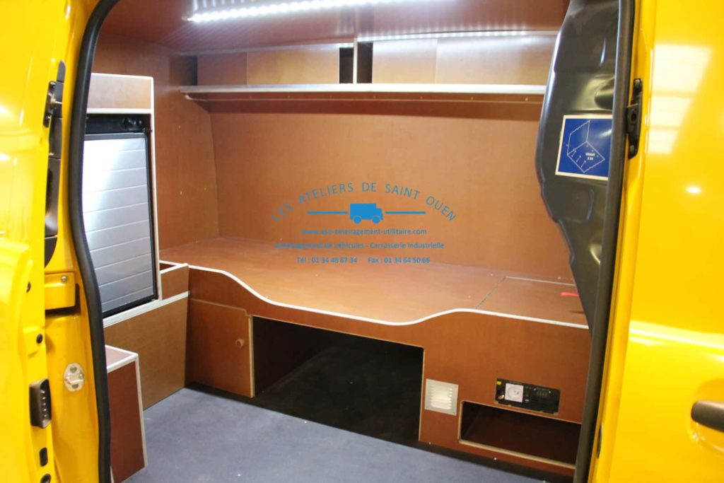 fourniture et pose dans votre utilitaire pour convoi exceptionnel vito avec webasto frigidaire lit tiroir alimentation convertisseur panneau convoi led gyrophare