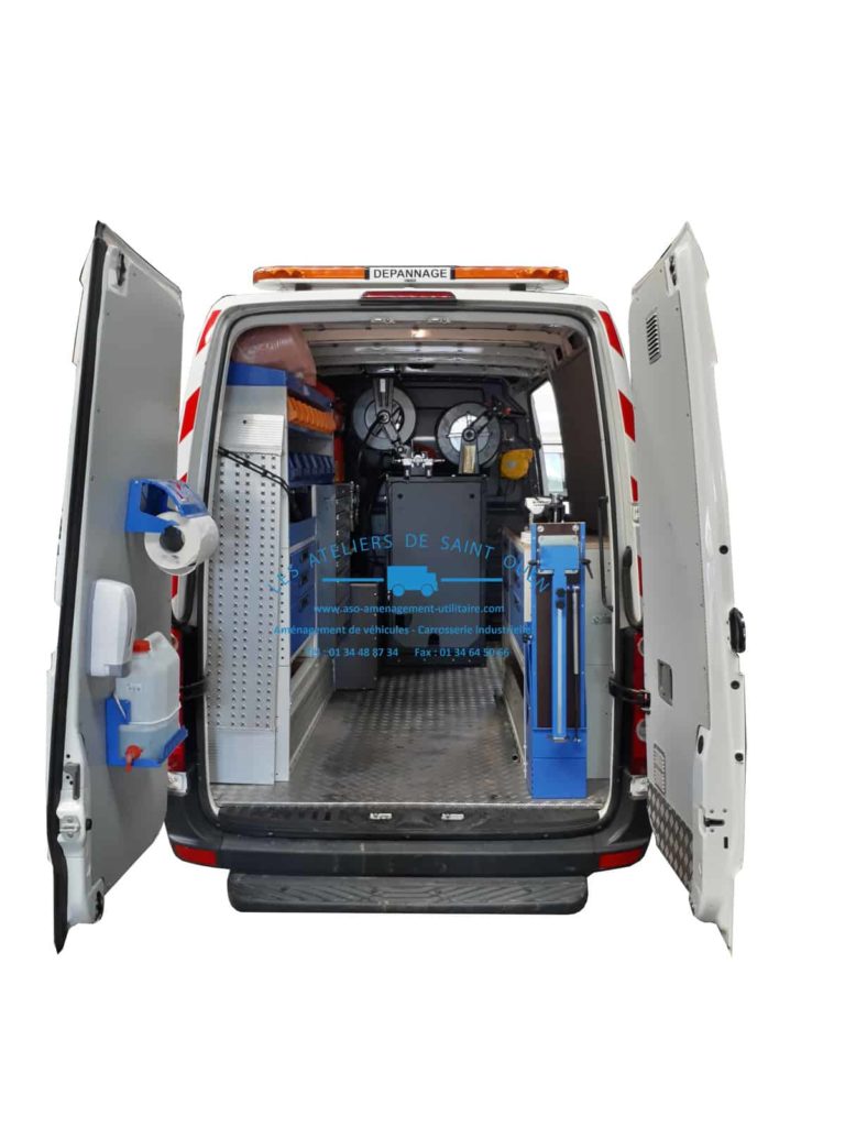 fourniture et pose dans votre utilitaire habillage en polypropylène avec kit hygiene plancher en alu porte étau basculant gyrophare et énergie embarqué