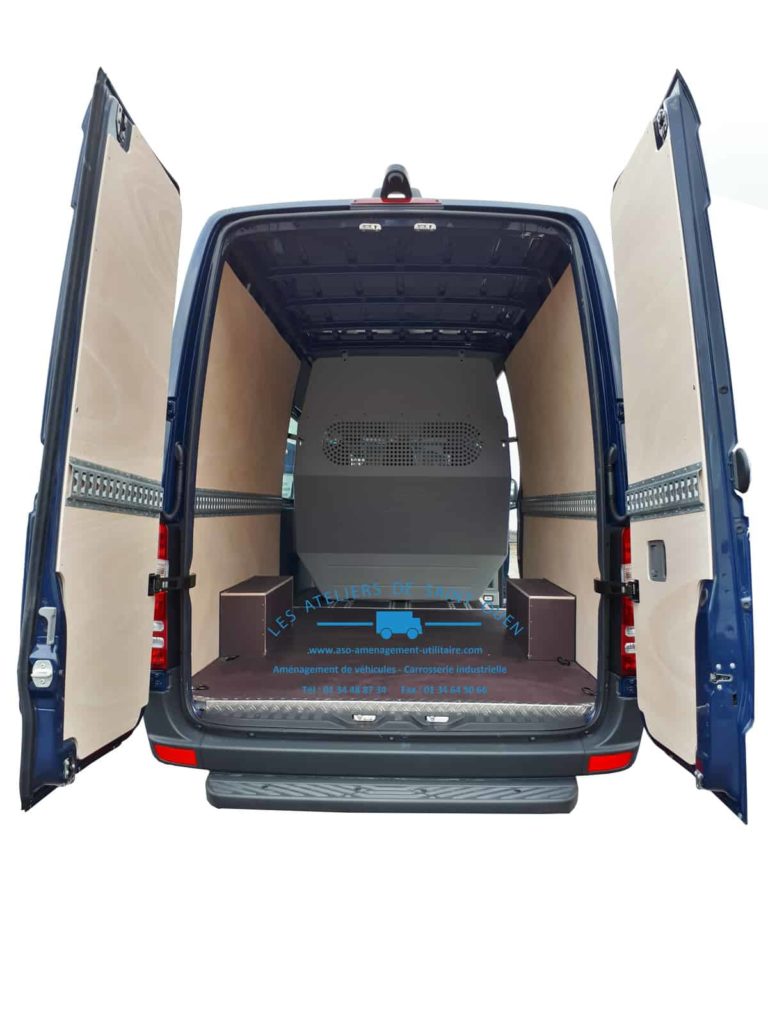 fourniture et pose dans votre utilitaire pour mercedes sprinter habollage ne bois contreplaqué avec plancher anti dérapant avec cabine approfondie cloison de séparation et rail arrimage universel