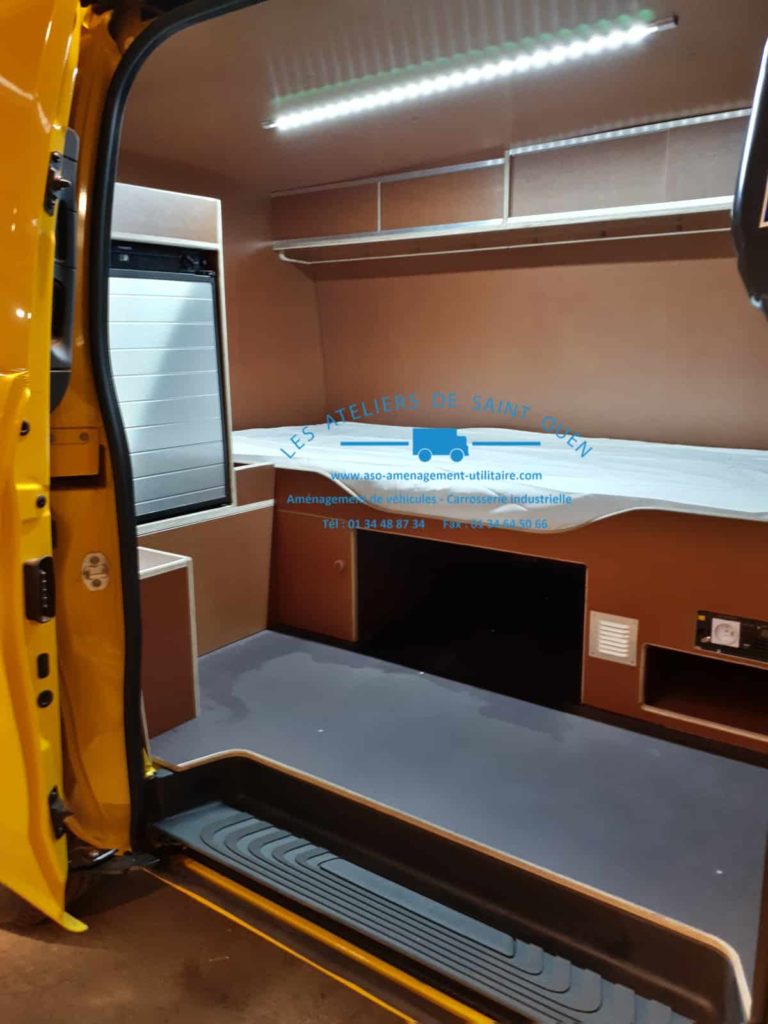 fourniture et pose dans votre utilitaire pour convoi exceptionnel vito avec webasto frigidaire lit tiroir alimentation convertisseur panneau convoi led gyrophare
