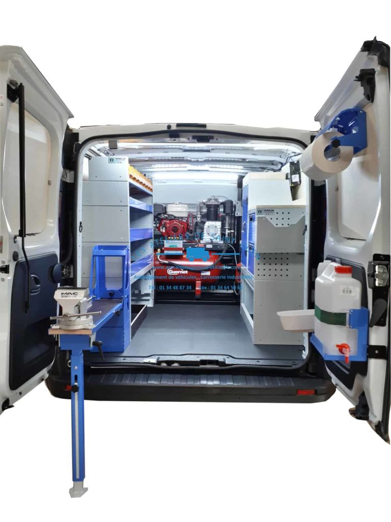 fourniture et pose dans votre utilitaire renault trafic avec habillage en bois kit hygiène étagère en métal convertisseur énergie et led