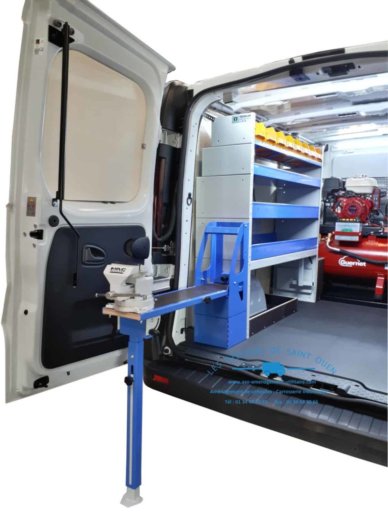 fourniture et pose dans votre utilitaire renault trafic avec habillage en bois kit hygiène étagère en métal convertisseur énergie et led