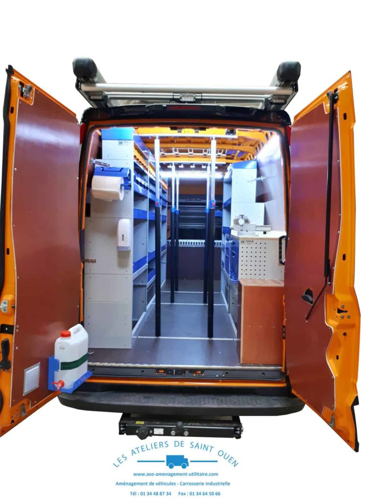fourniture et pose dans votre utilitaire habillage en contre plaqué filmé avec plancher antidérapant avec rail aéro barre galerie en aluminium étagère en métal avec éteau bac à bec et kit hygiene
