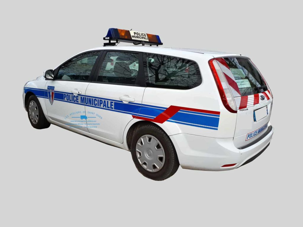 fourniture et pose pour véhicule municipale ford avec bande réfléchissante panneau police municipale et gyrophare focus
