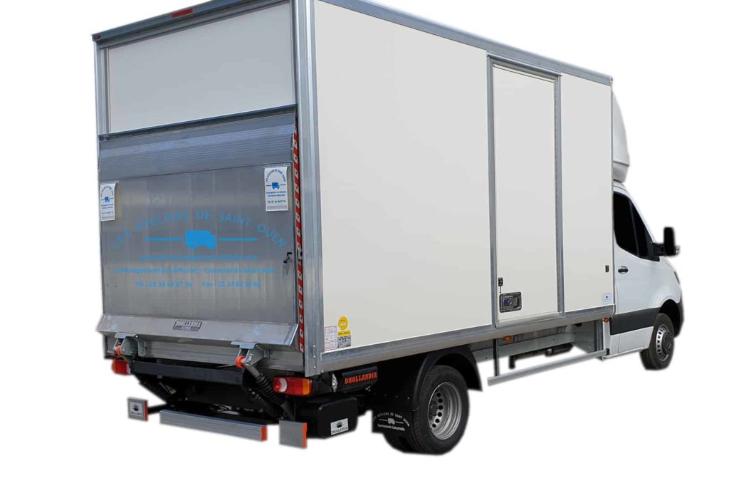 aménagement pour mercedes sprinter caisse grand volume avec capucine avec hayon élévateur
