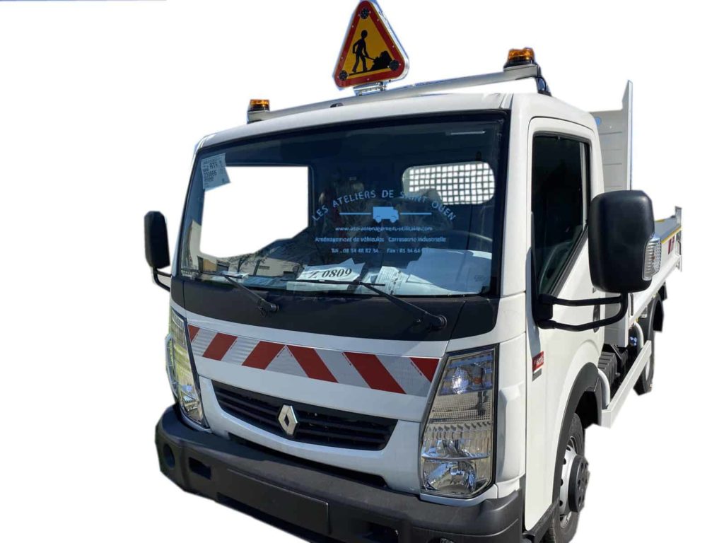 aménagement fourniture et pose de led sur barre en aluminium avec panneau travaux et bande réfléchissante pour renault maxity