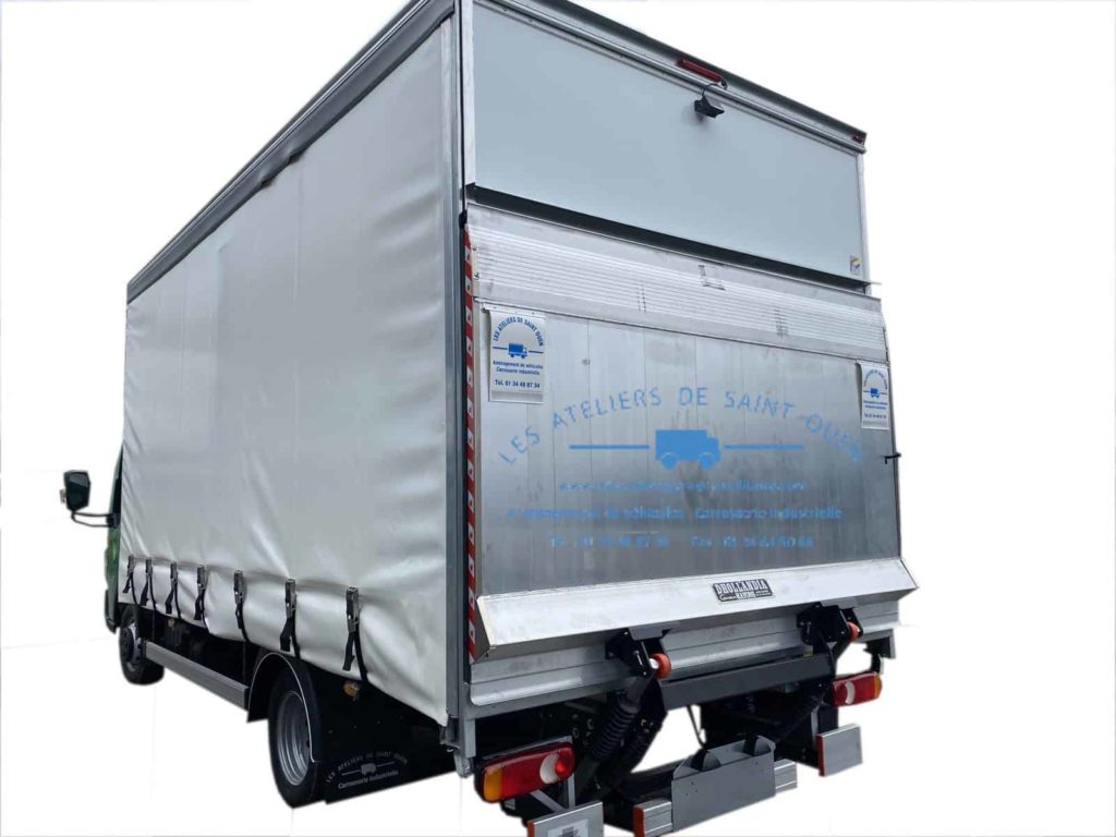 aménagement fourniture et pose pour caisse grand volume avec bache de protection et hayon élévateur et caméra de recul