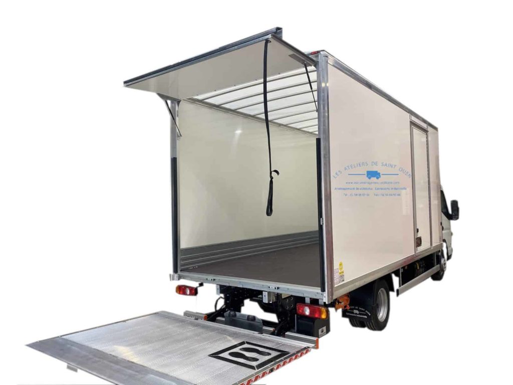 aménagement fourniture et pose pour caisse grand volume plywood avec caméra de recul pour mercedes sprinter avec hayon élévateur