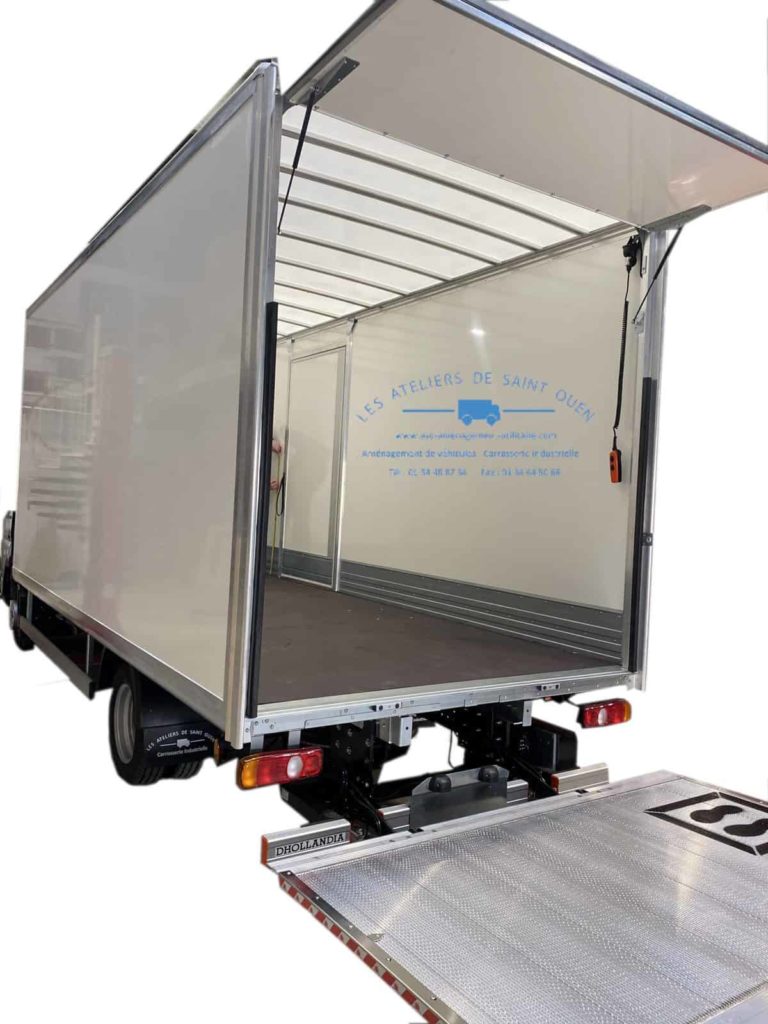 aménagement fourniture et pose pour caisse grand volume plywood avec caméra de recul pour mercedes sprinter avec hayon élévateur
