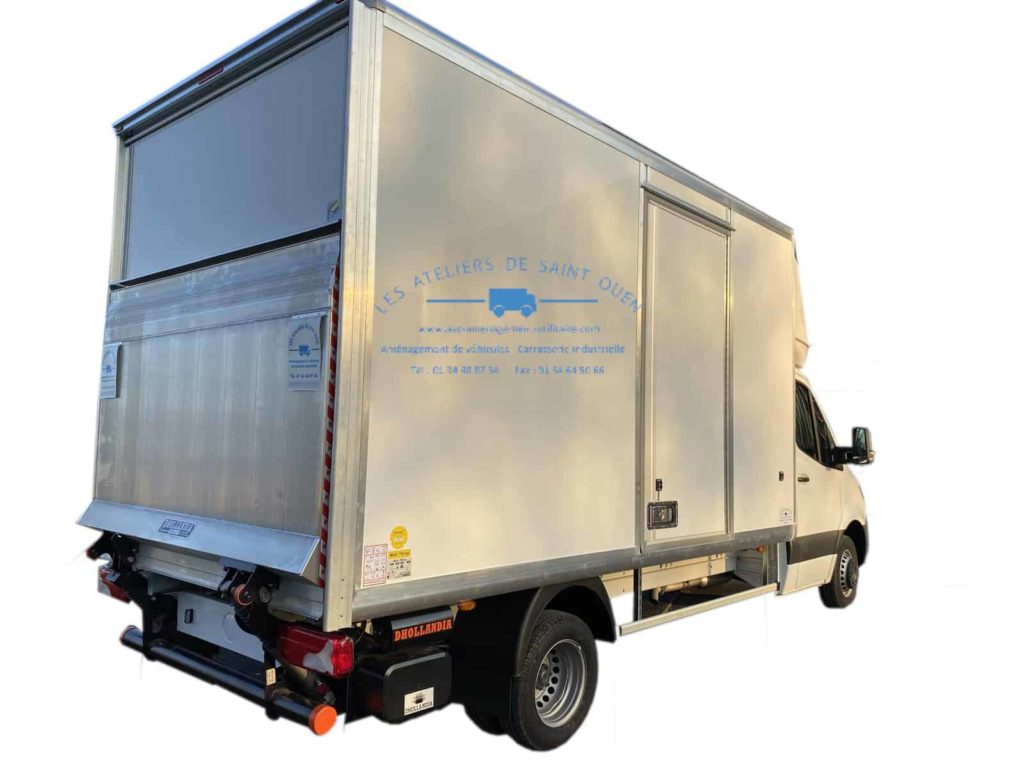 aménagement fourniture et pose pour caisse grand volume plywood avec caméra de recul pour mercedes sprinter avec hayon élévateur