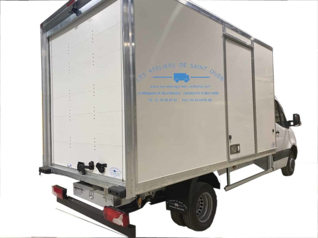 aménagement fourniture et pose pour caisse grand volume plywood avec caméra de recul pour mercedes sprinter