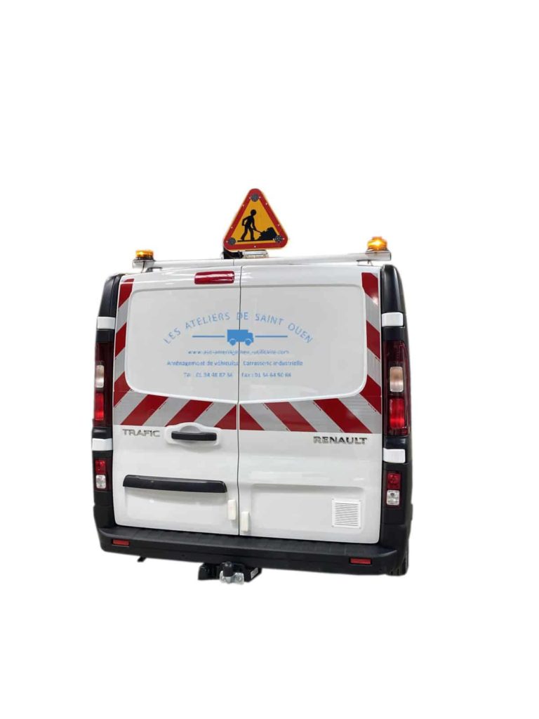 aménagement fourniture et pose de led sur barre en aluminium avec panneau travaux et bande réfléchissante pour renault trafic