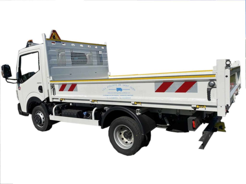 aménagement fourniture et pose de led sur barre en aluminium avec panneau travaux et bande réfléchissante pour renault maxity