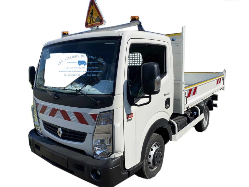 aménagement fourniture et pose de led sur barre en aluminium avec panneau travaux et bande réfléchissante pour renault maxity