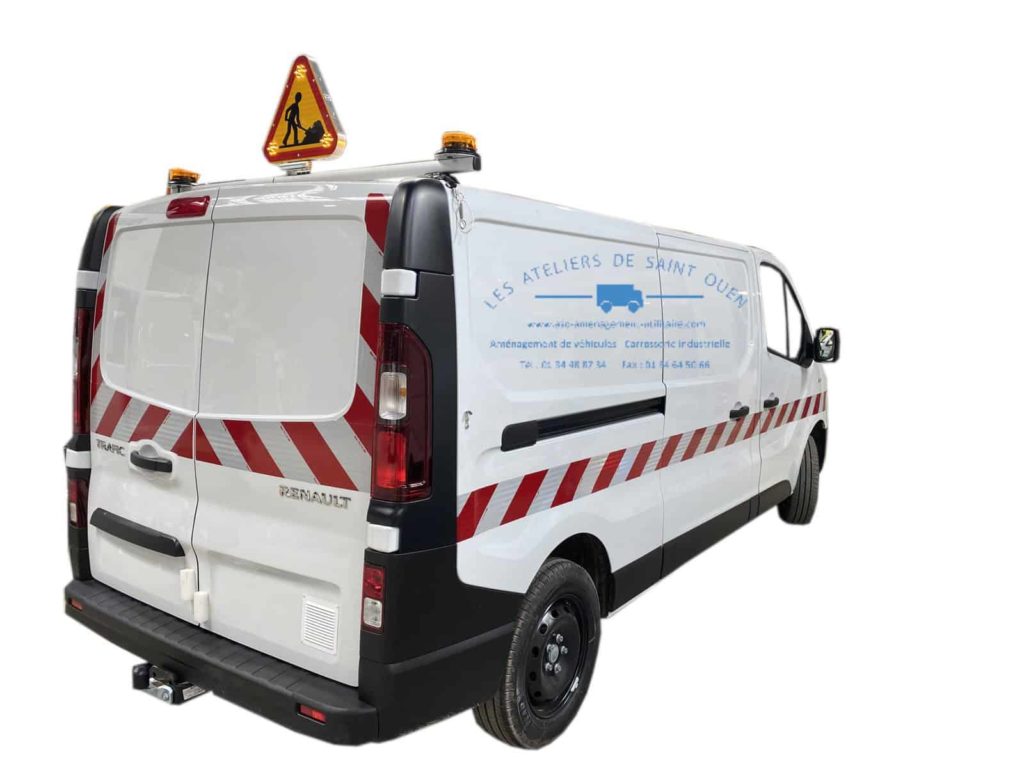 aménagement fourniture et pose de led sur barre en aluminium avec panneau travaux et bande réfléchissante pour renault trafic