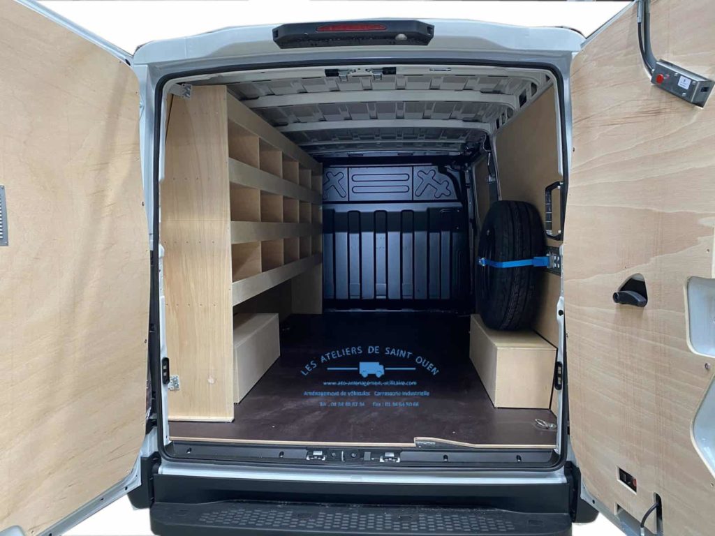 aménagement avec habillage en bois contreplaqu éavec étagère gauche rail arrimage et serrure électrique