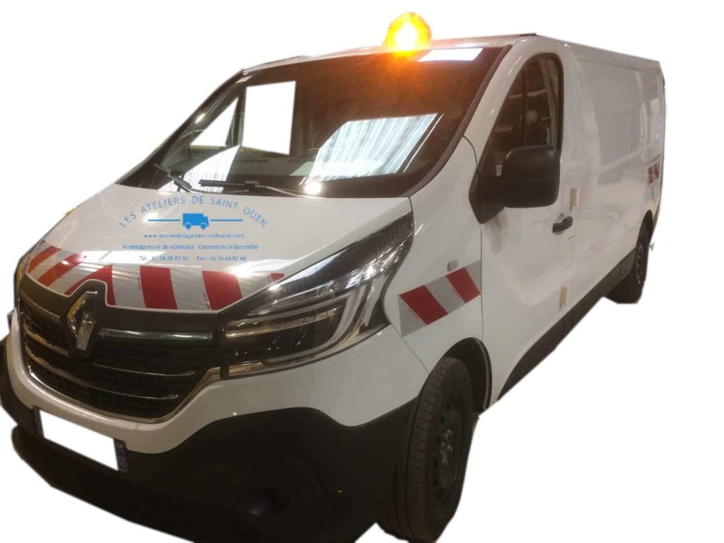 aménagement fourniture et pose de led sur barre en aluminium avec gyrophare led et bande réfléchissante pour renault trafic