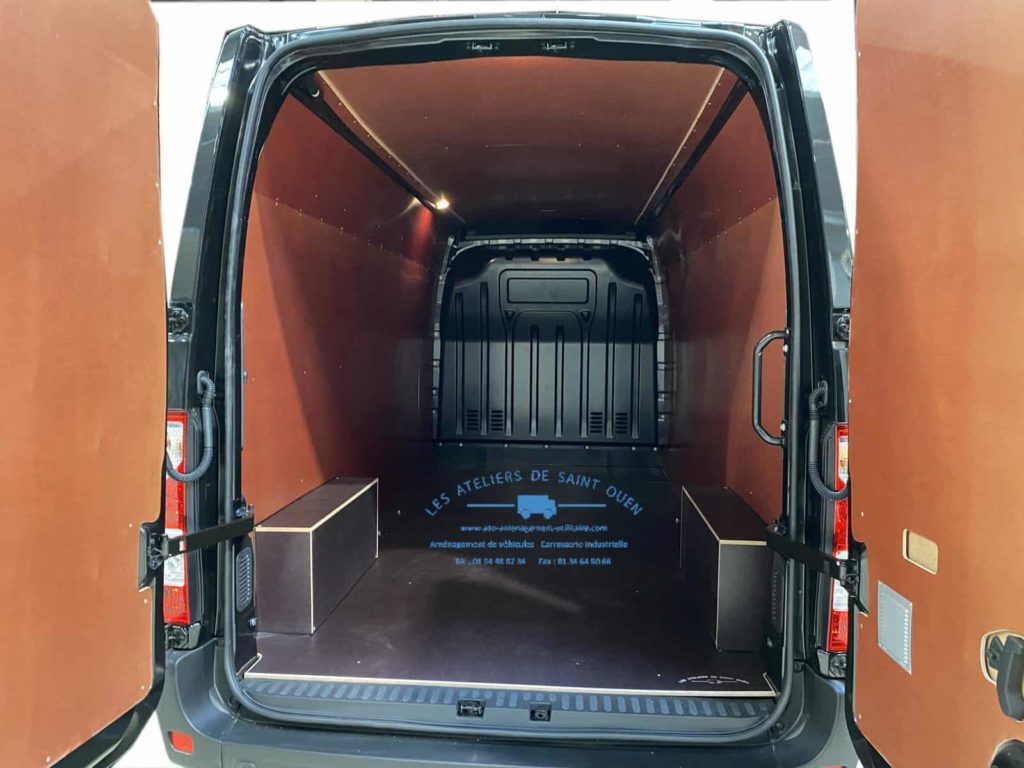 aménagement avec habillage en bois contreplaqué filmé avec planché anti dérapant avec grille aération