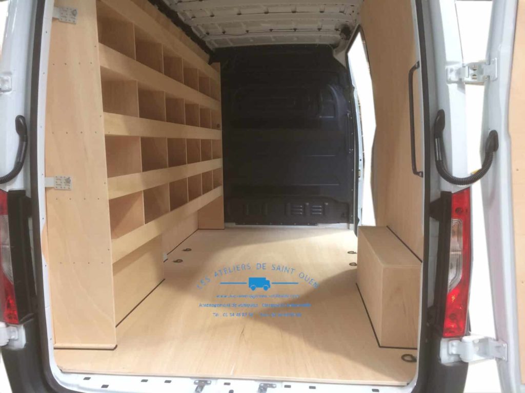 aménagement avec habillage en bois contreplaqué avec étagère gauche