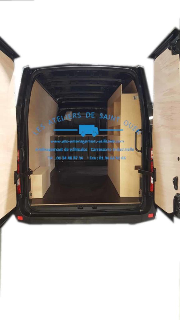 aménagement avec habillage en bois contreplaqué avec étagère droite